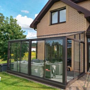 Ylellinen metallikehyksinen lasiaurinkohuone