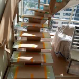 Tyylikäs Moderni Lasista ja Metallista Valmistettu Leijuva Portaikko