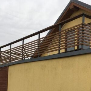 Tyylikäs teräs- ja puuparvekkeen kaide