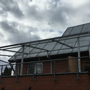 Tyylikäs Metallikehikolla Varustettu Läpinäkyvä Katos