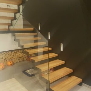 Tyylikäs puu-, lasi- ja metalliportaikko