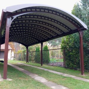 Ulkokäyttöön tarkoitettu metallikatos polykarbonaattikatteella